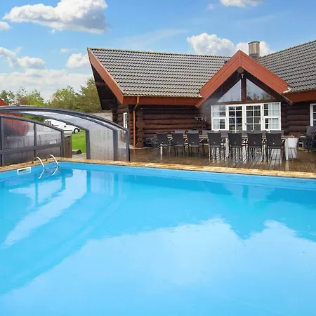 With Pool In Feriehus *
